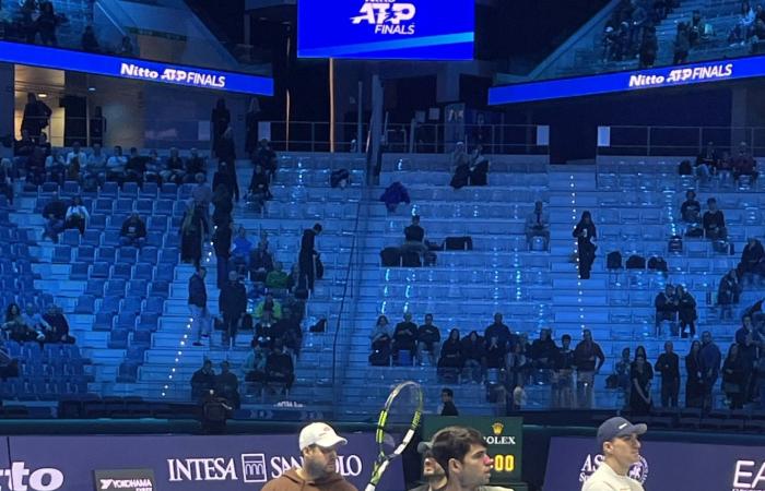 Masters Cup: Carlos Alcaraz esce per allenarsi con un cerotto nasale prima della partita con Rublev