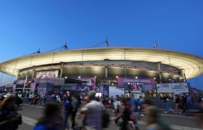 le attività commerciali chiuderanno a metà pomeriggio attorno allo Stade de France