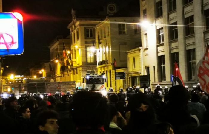 Scontri tra polizia e manifestanti durante un’azione contro l’arrivo di Jordan Bardella a Bruxelles