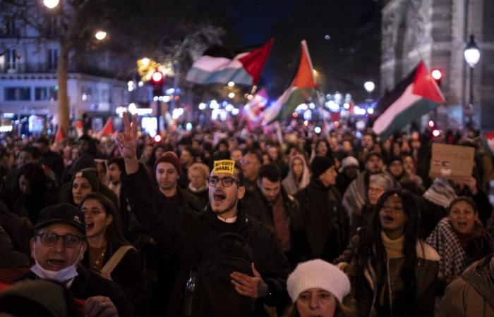 Migliaia di persone protestano a Parigi contro il controverso gala a sostegno di Israele