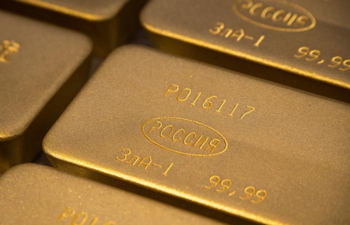 L'oro tocca il minimo di 8 settimane a causa del dollaro più forte e dei rendimenti più alti