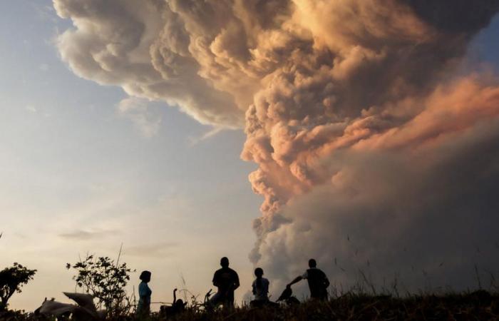 le spettacolari immagini della colonna di cenere di nove chilometri durante l'eruzione del vulcano Lewotobi Laki-Laki (video)