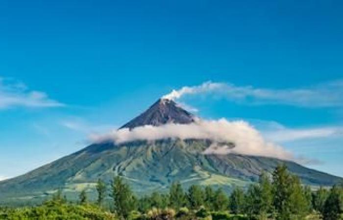 le spettacolari immagini della colonna di cenere di nove chilometri durante l'eruzione del vulcano Lewotobi Laki-Laki (video)