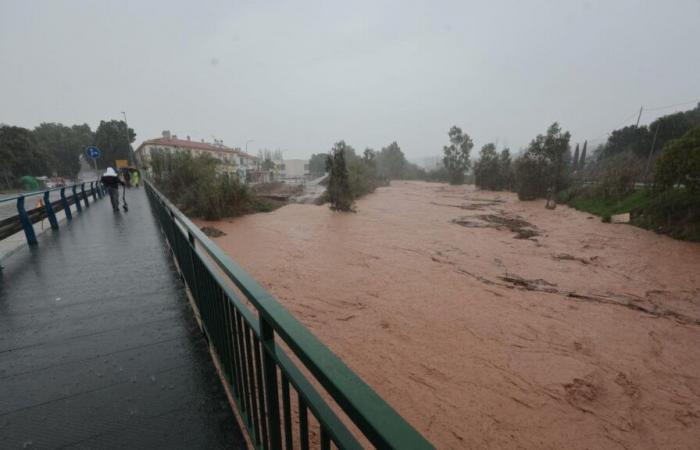 Il fiume Campanillas si colora di rosso: trasporta 157mila litri al secondo e sta per straripare