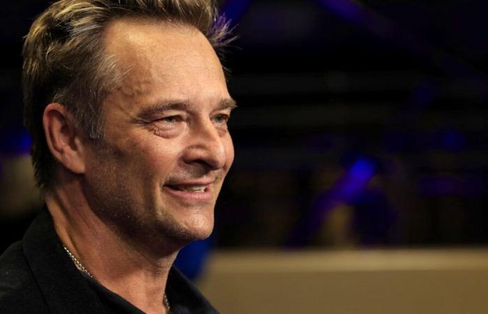 David Hallyday invita sua madre e sua sorella a cantare sul palco