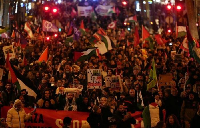 migliaia di manifestanti a Parigi contro il gala “Israel is Forever”.