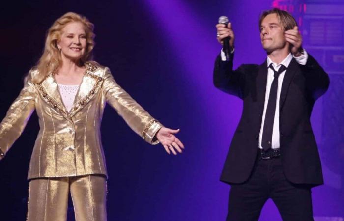 Sylvie Vartan si presenta di sorpresa al concerto di suo figlio David Hallyday: questa hit davvero speciale di Johnny di cui hanno fatto una cover