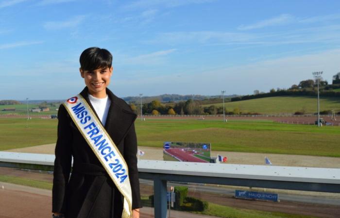 Eve Gilles, Miss Francia 2024, era presente a questo ippodromo della Senna Marittima