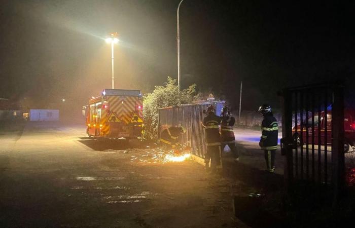 FOTO E VIDEO. Hazebrouck: scoppia un incendio negli ex mattatoi, tre persone prese in custodia dalla polizia