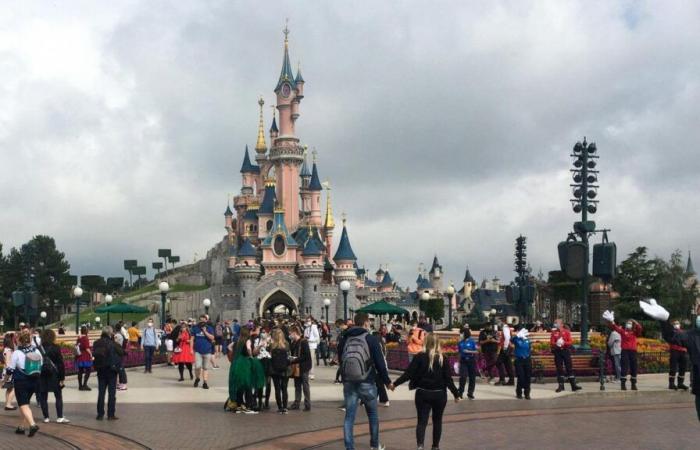 Disneyland Paris fa pagare i biglietti per la sfilata: “La magia si sgretola di giorno in giorno”