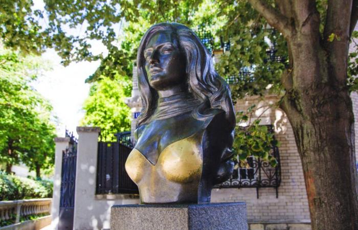 Dalida: il busto con la sua immagine a Montmartre vittima di comportamenti inappropriati da parte dei turisti