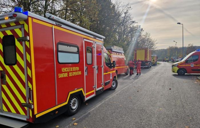 Cires-lès-Mello. I vigili del fuoco utilizzano un importante dispositivo dopo l'incendio di un silo