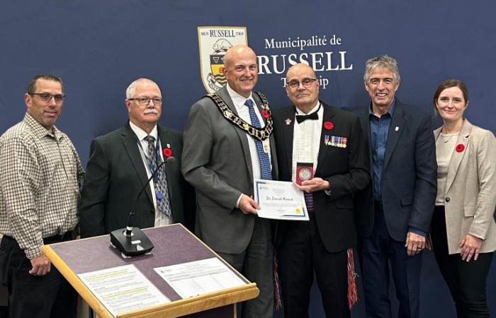 Il dottor Darrell Menard riceve il premio di riconoscimento del cittadino