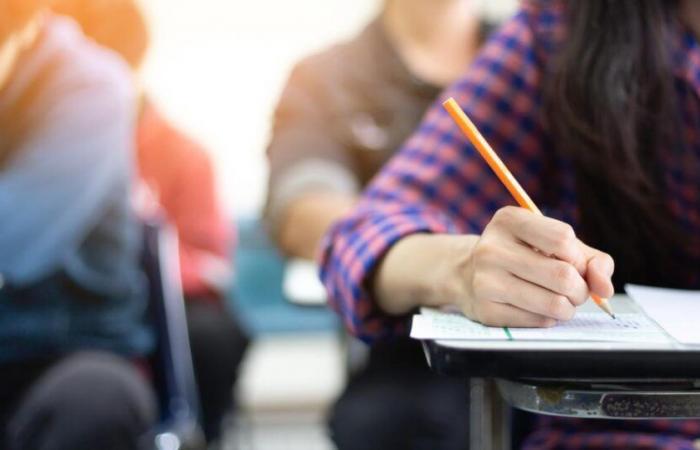 una scuola superiore sotto tensione dopo commenti minacciosi contro un insegnante