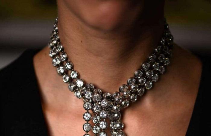 Una collana di diamanti da 300 carati è stata venduta all’asta in Svizzera per 6,6 milioni di dollari