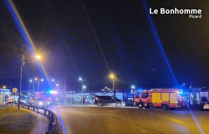 Quasi 350 persone sono rimaste bloccate su un treno dopo un incidente vicino alla stazione dell'Oise