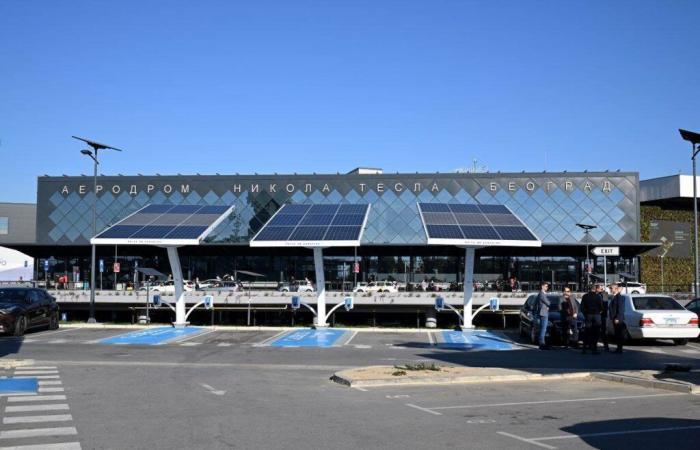 L'aeroporto di Belgrado è il primo al mondo ad avere caricabatterie solari per veicoli elettrici