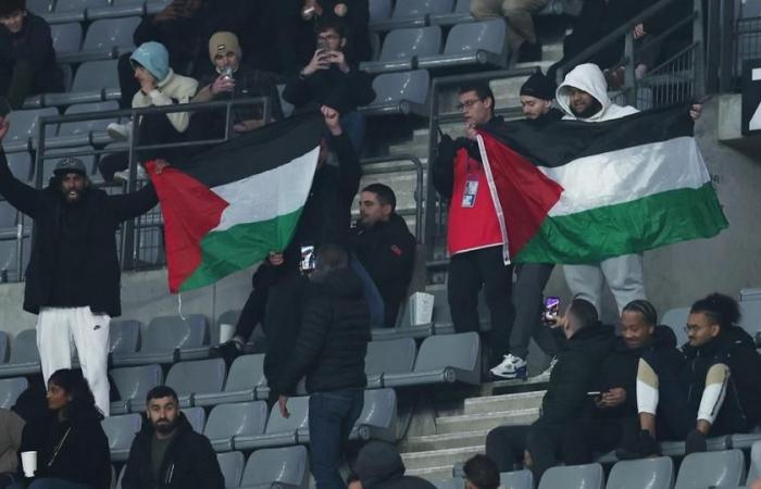 nonostante il divieto, allo Stade de France sono state sventolate bandiere palestinesi