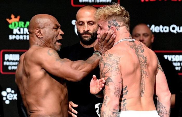 Mike Tyson schiaffeggia Jake Paul durante lo sguardo finale dopo che entrambi i combattenti pesano meno di 230 libbre