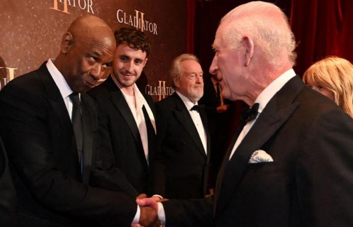 “Sono un uomo affascinante, vedrai”: memorabile lo scambio tra Carlo III e Denzel Washington alla première di “Il Gladiatore II”