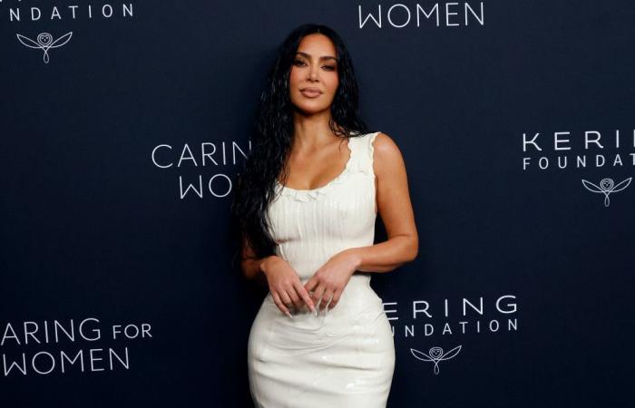 Kim Kardashian afferma che “sta crescendo quattro figli da sola”