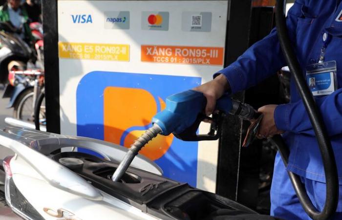 In leggero calo i prezzi dei carburanti