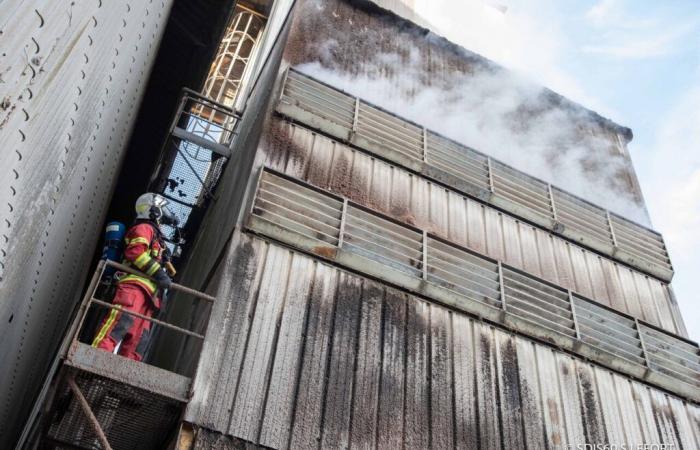 Un silo pieno di cereali devastato dalle fiamme nell'Oise