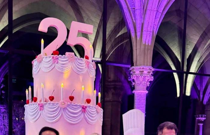 Una principessa esce da una torta per festeggiare il 25° anniversario di BIG alla presenza della principessa Léa del Belgio