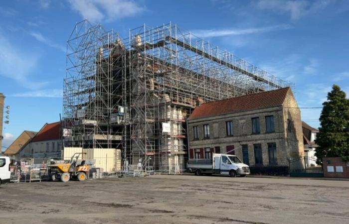 un ombrello gigante fu presto schierato per proteggere l’edificio