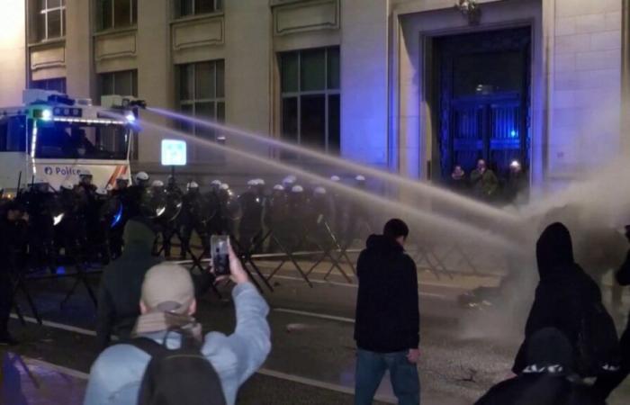 Pumper, gas lacrimogeni e manganelli: scontri tra polizia e manifestanti a Bruxelles dopo l’arrivo di Jordan Bardella