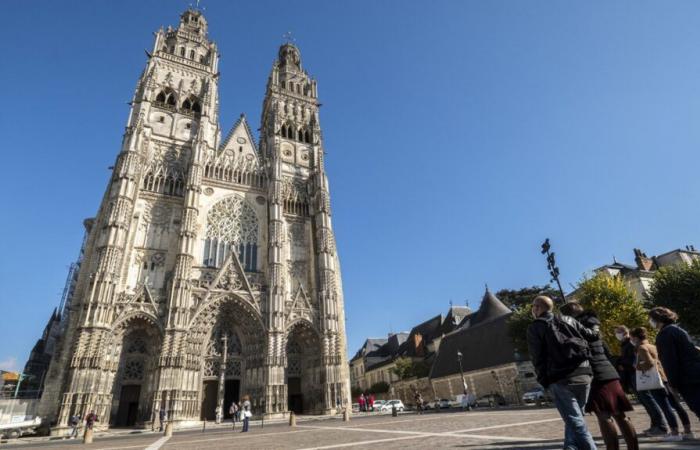 tre chiese profanate, la cattedrale di Saint-Gatien presa di mira dai cartellini