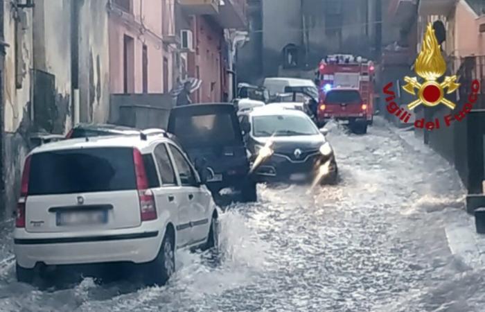 Le acque dell’alluvione trascinano le auto in mare vicino a Catania — Il Globo