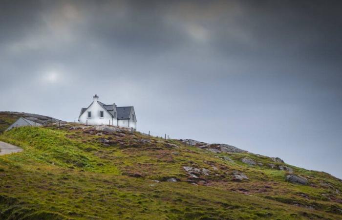 “The Blue Hour” di Paula Hawkins, a porte chiuse su un'isola ostile – Libération