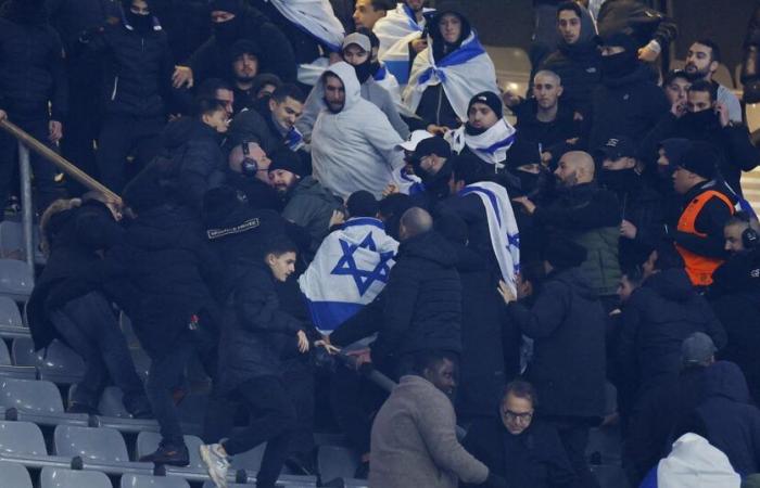 Rissa tra tifosi sugli spalti dello Stade de France