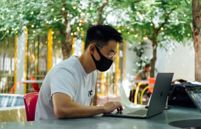 Un dipendente un giorno chiede di poter telelavorare perché ha la febbre. Il suo capo gli dice che se può lavorare a casa, può venire in ufficio