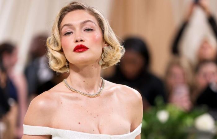 Gigi Hadid mostra il suo sedere rotondo e gli addominali stretti in un completo di lingerie raffinata, non nasconde quasi nulla