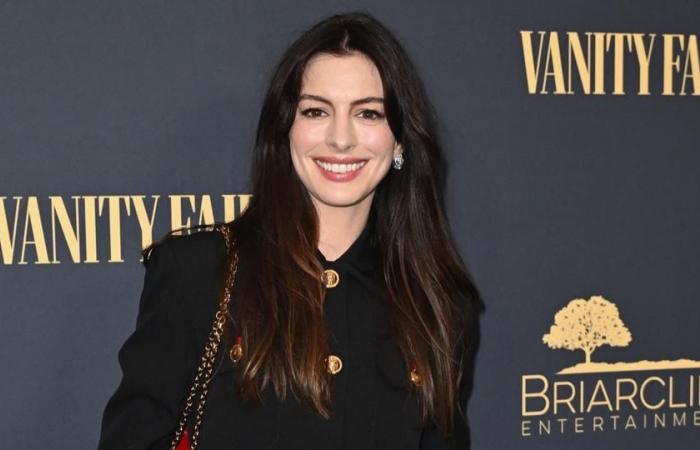 Anne Hathaway e suo figlio sono stati quasi colpiti durante una partita di basket