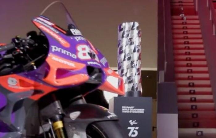 MotoGP, VIDEO Barcellona, ​​Jorge Martin e Pecco Bagnaia alle prese con il trofeo: il conto alla rovescia è iniziato