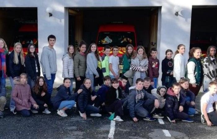 Studenti delle scuole medie in visita al centro antincendio