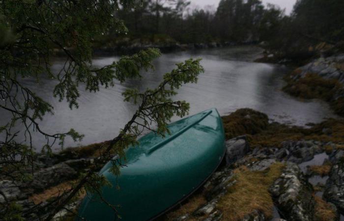 Finge la propria morte per raggiungere la sua amante: un canoista scompare in un lago per fuggire dall'altra parte del mondo