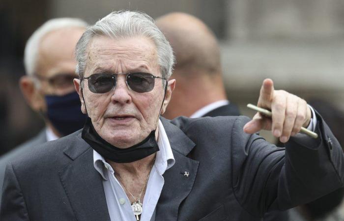 Alain Delon bisessuale? “Esplorò tutto in termini di sessualità, con donne, con uomini o in trio”, rivela il suo biografo