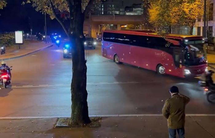 l'imponente scorta della polizia all'arrivo del pullman israeliano allo Stade de France