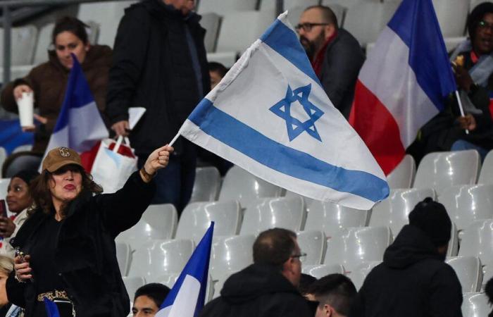 le tribune vuote dello Stade de France dicono tutto della tensione attorno alla partita