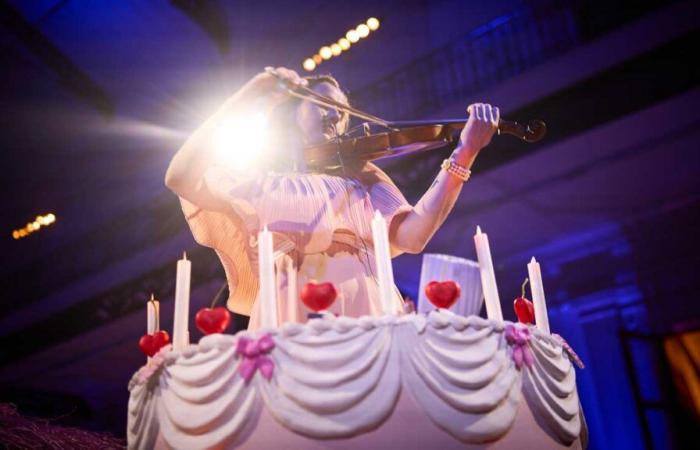 Una principessa esce da una torta per festeggiare il 25° anniversario di BIG alla presenza della principessa Léa del Belgio