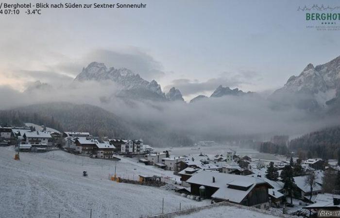 A Sesto Pusteria una spolverata di neve anticipa l’inverno mentre Jannik Sinner compete a Torino