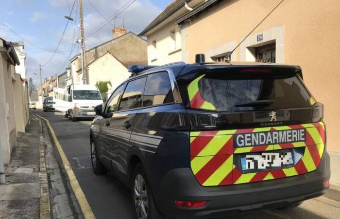 Un'auto in fiamme in un garage: un morto