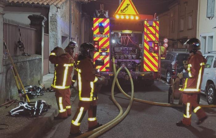 una casa completamente distrutta da un incendio a Valréas