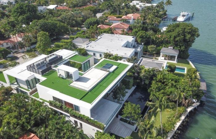 David e Victoria Beckham: 9 camere da letto, 12 bagni… la loro nuova villa a Miami è pazzesca, “È Beckingham Palace”