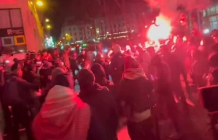 Incidenti ieri sera a Parigi, quando poco più di 3.000 persone hanno manifestato a favore dei palestinesi gridando “Israele se ne vada, la Palestina non è vostra” – Video