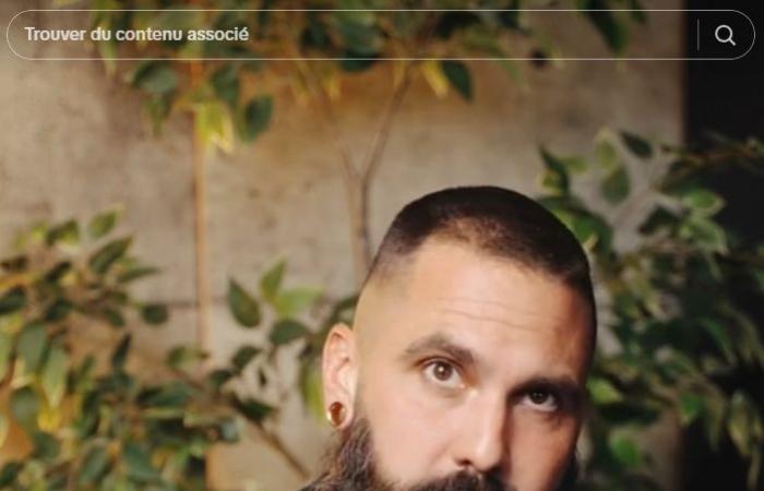 L’influencer Julien Bournival attacca Babbo Natale e dice che suo figlio “non andrà a scuola”